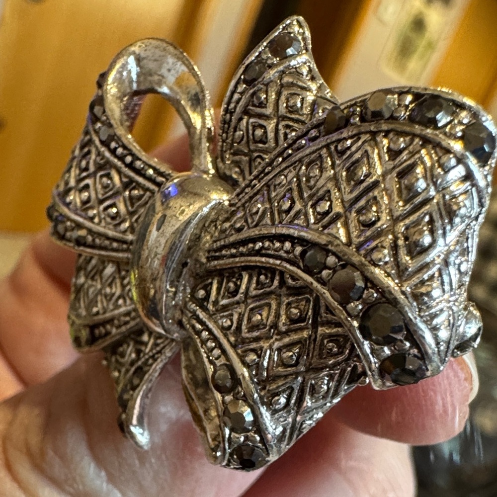 Elegant Silver Bow brooch - Picture 2 of 5